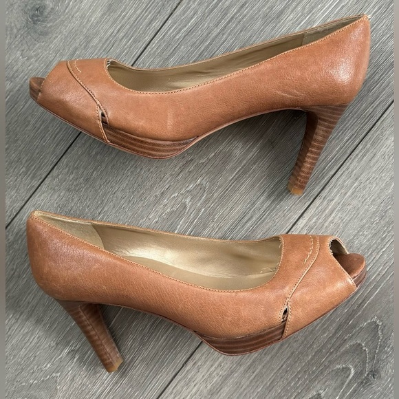Stuart Weitzman Shoes - Stuart Weitzman Leather Pumps